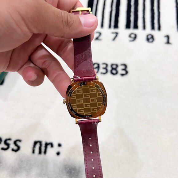 Gucci YA157402 Grip 35MM Unisex Bordeaux Alligator Strap Leather Gold PVD Watch - Picture 12 of 13